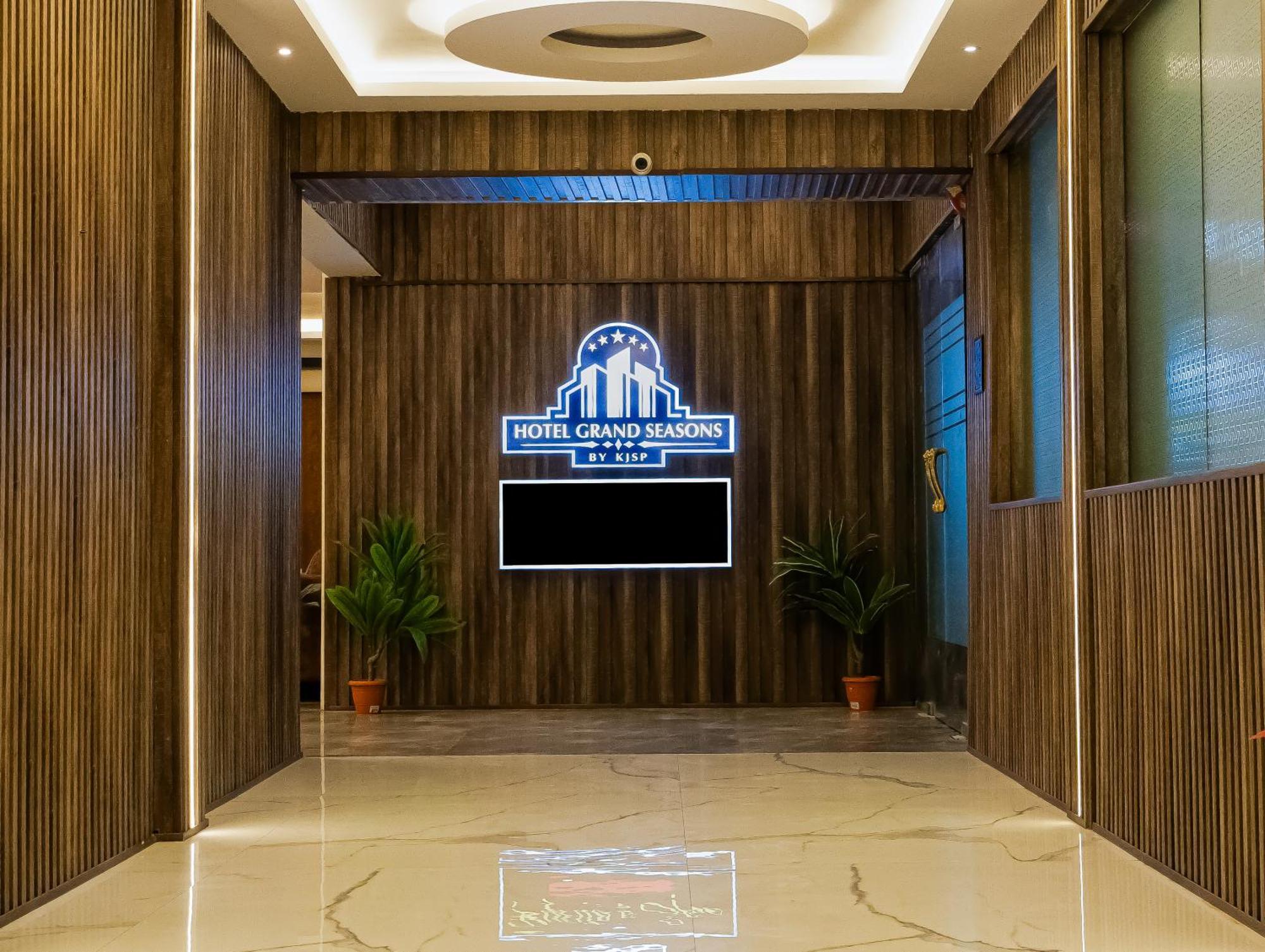 Hotel Grand Seasons- นาวีมุมไบ ภายนอก รูปภาพ