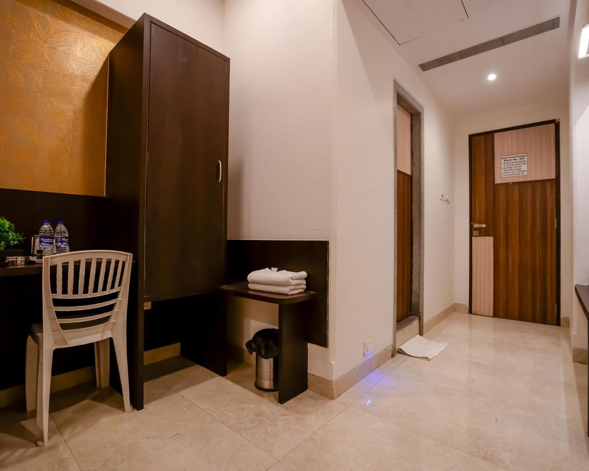Hotel Grand Seasons- นาวีมุมไบ ภายนอก รูปภาพ
